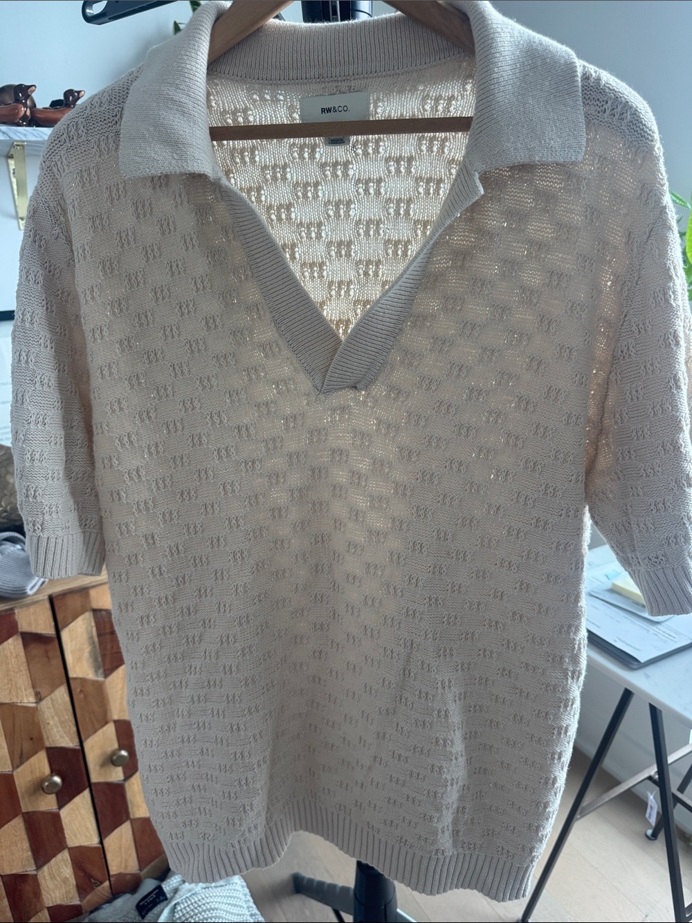RW&CO. Mens V-Neck Polo Cream M/L Like New